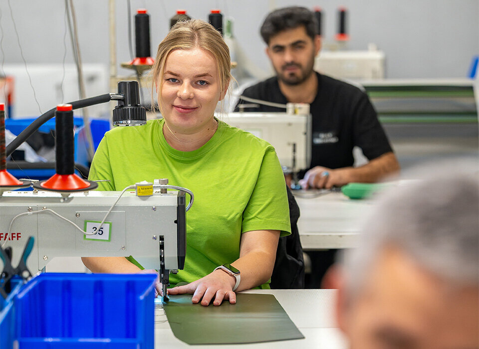 Mitarbeiter beim Nähen in der Werkstatt